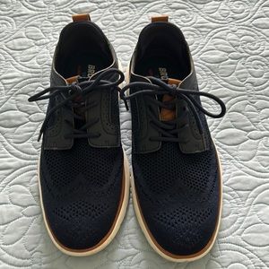 Mens size 8 blue fashion sneakers. Knit. Brown faux leather.